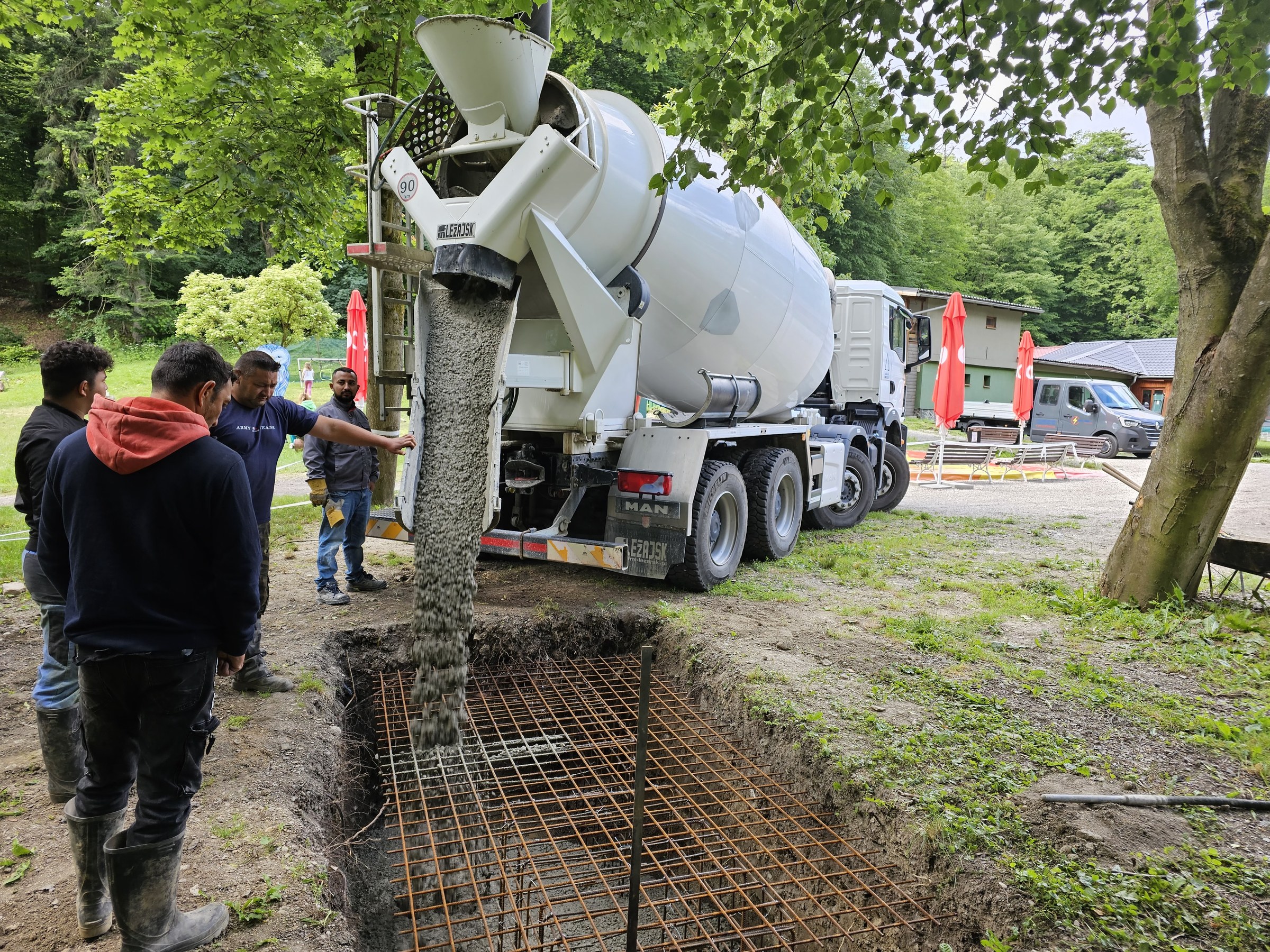 Autodomiešavač betónuje do vystuženého výkopu