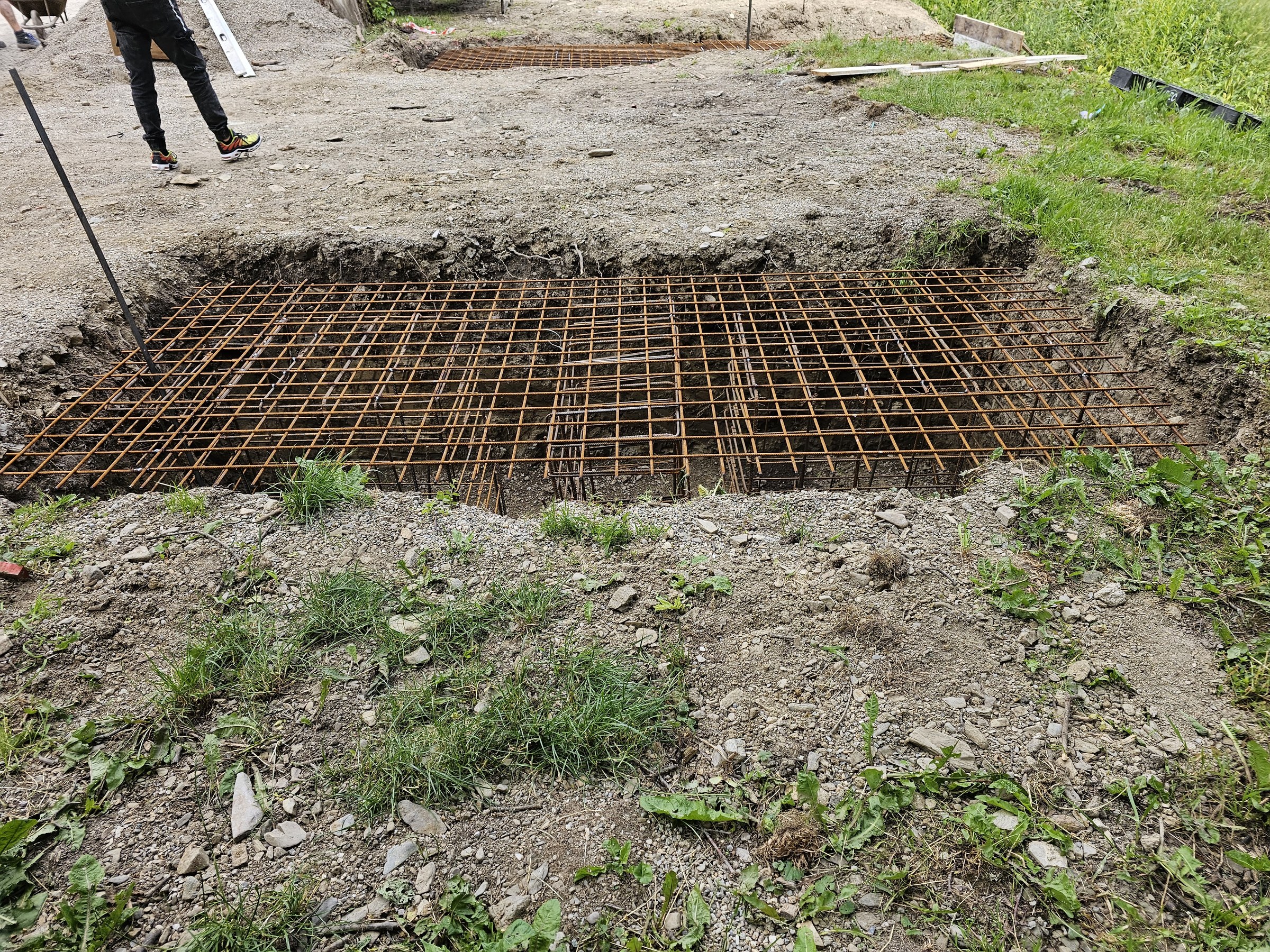 Oceľová sieť uložená na dne základovej jamy