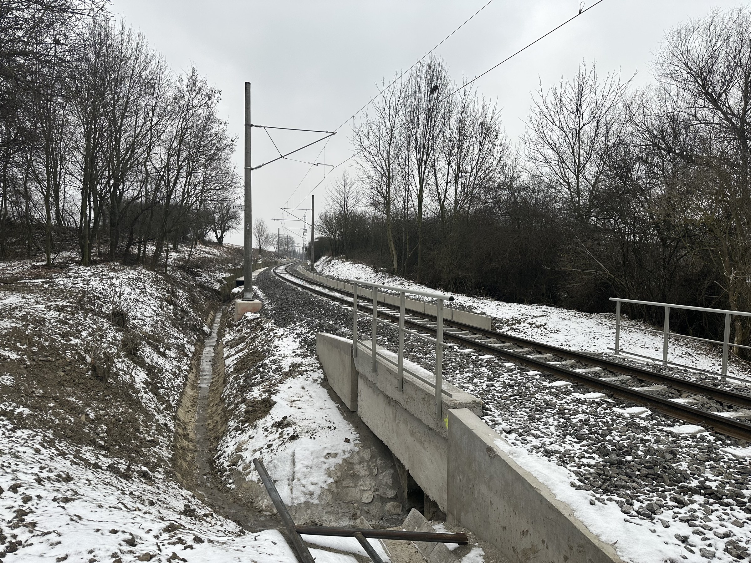 Priepust a odvodňovací rigol popri trati