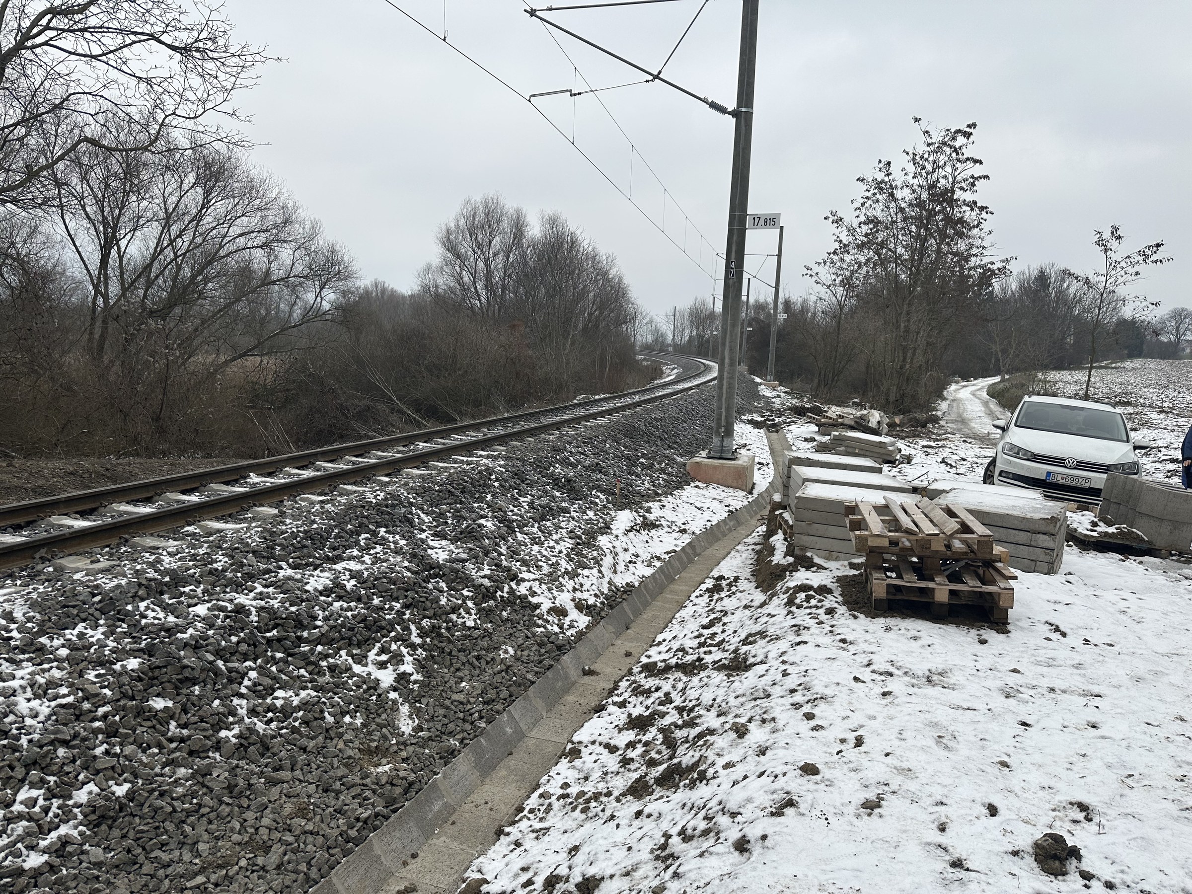 Materiál na stavenisku vedľa koľaje v snehu
