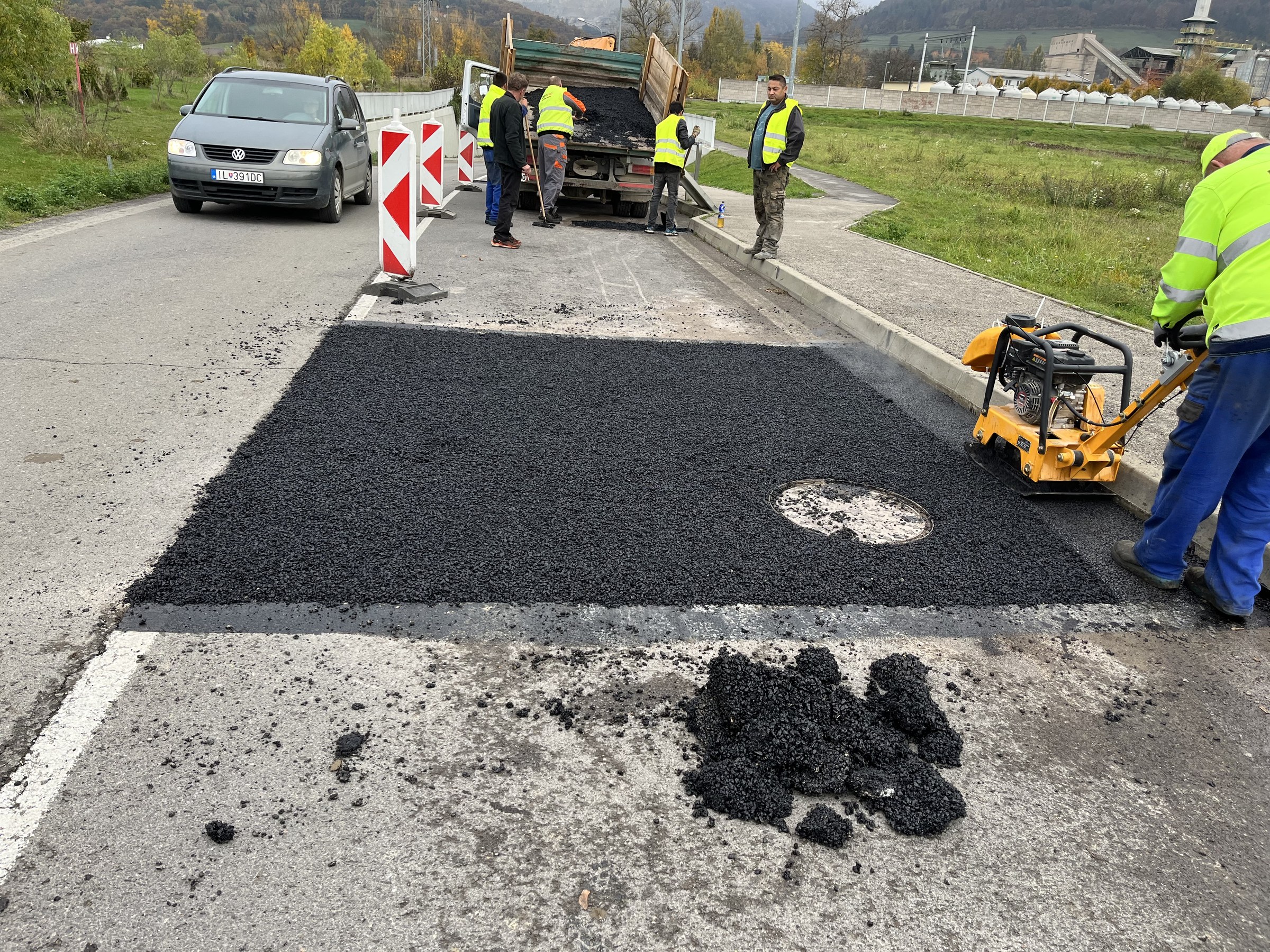 Robotník hutní nový asfalt doskou pri šachte
