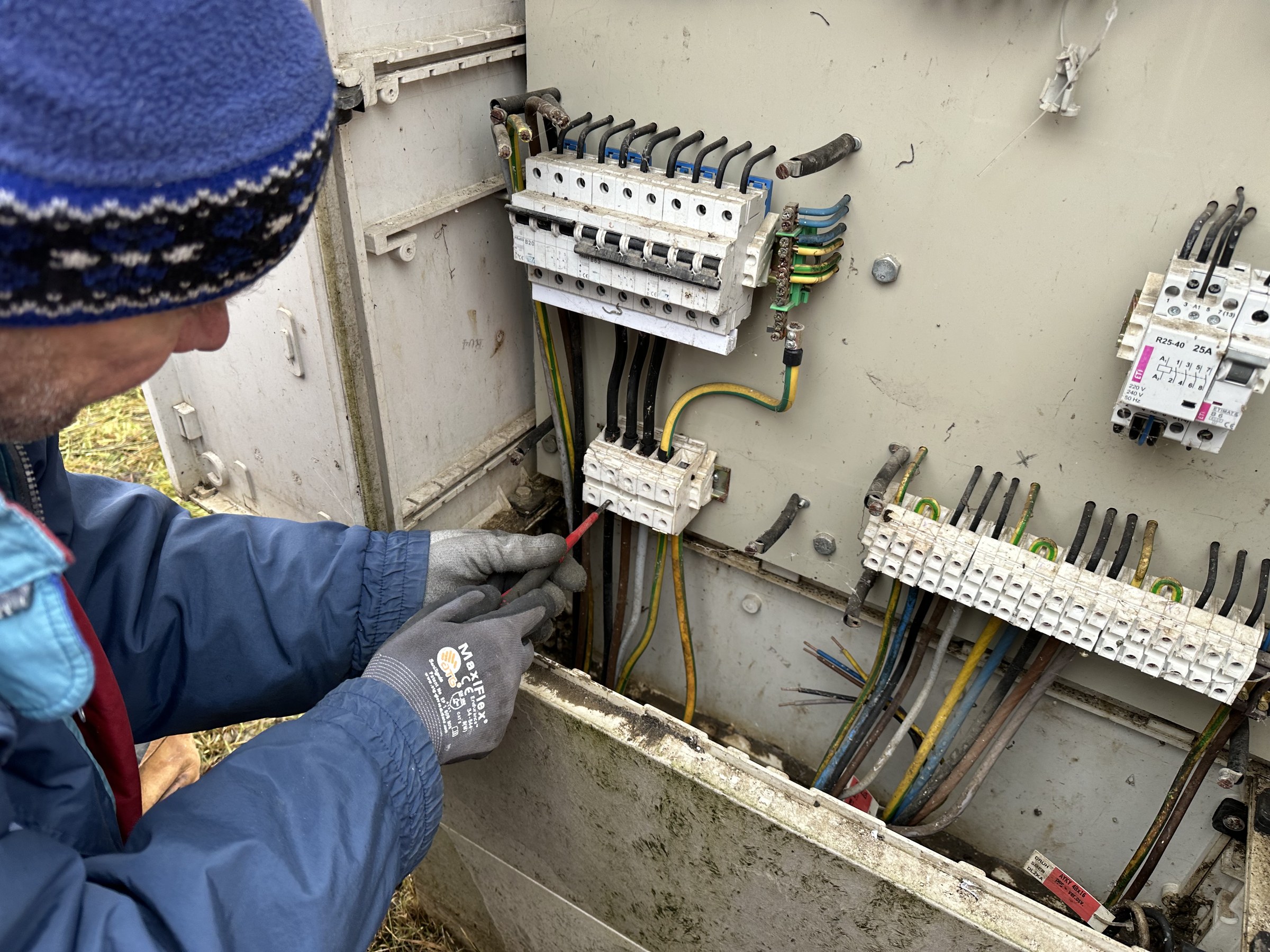 Elektrikár zapája rozvádzač čerpacej stanice