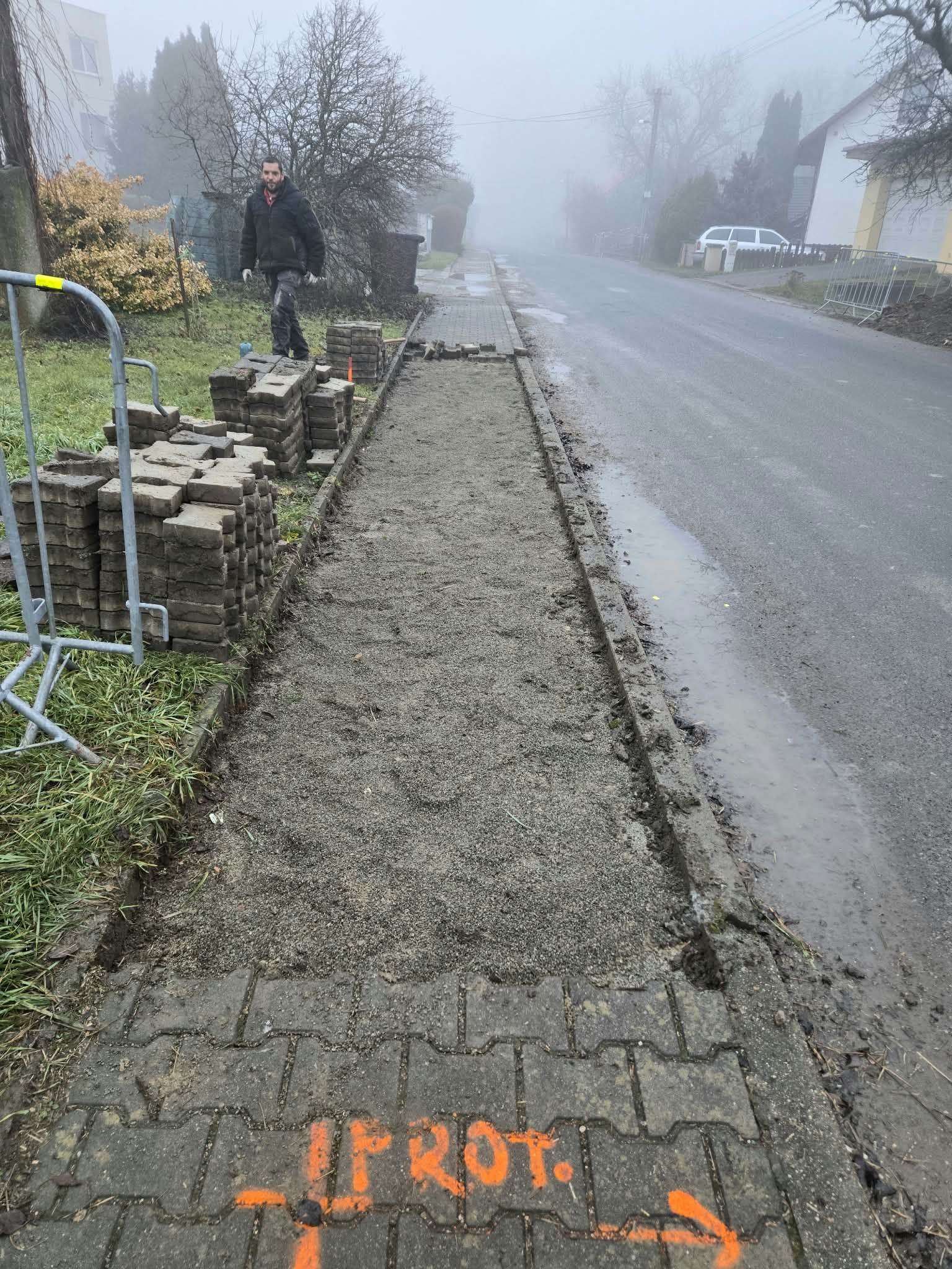 Dokončená dlažba chodníka po uložení káblov