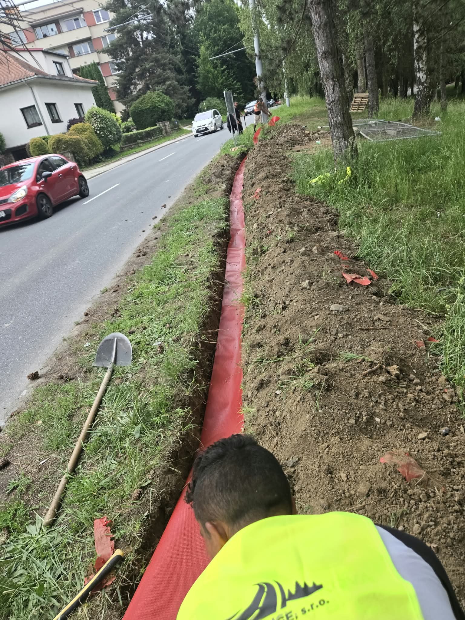 Červená výstražná fólia v ryhe popri ceste