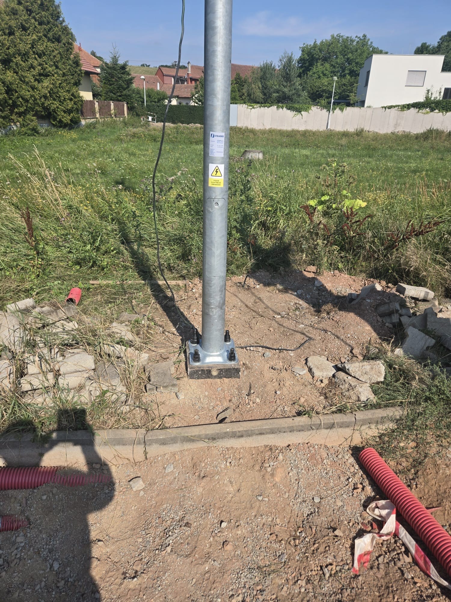 Osadený stožiar a chránička kábla vo výkope