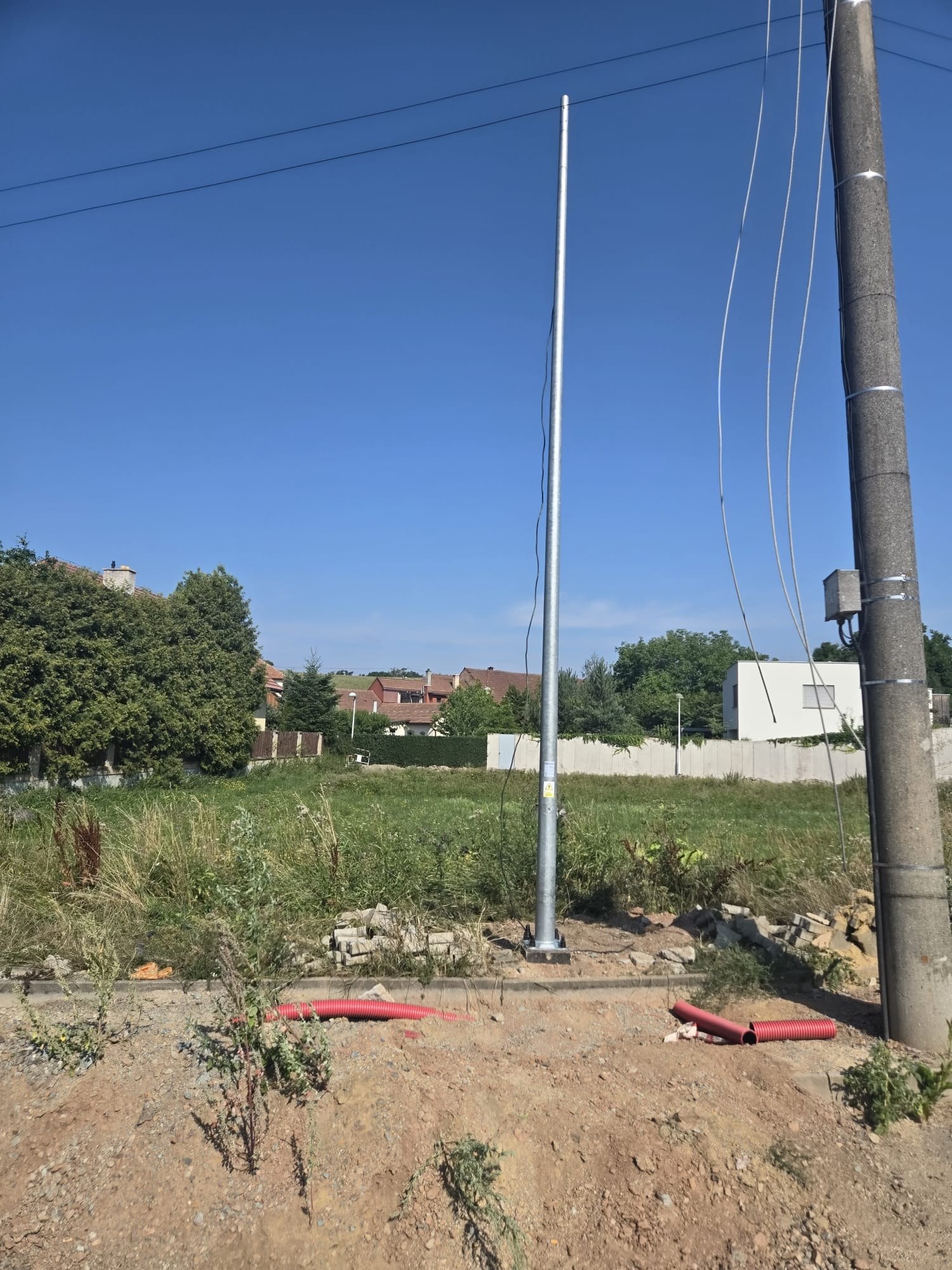 Nový stožiar verejného osvetlenia na okraji obce