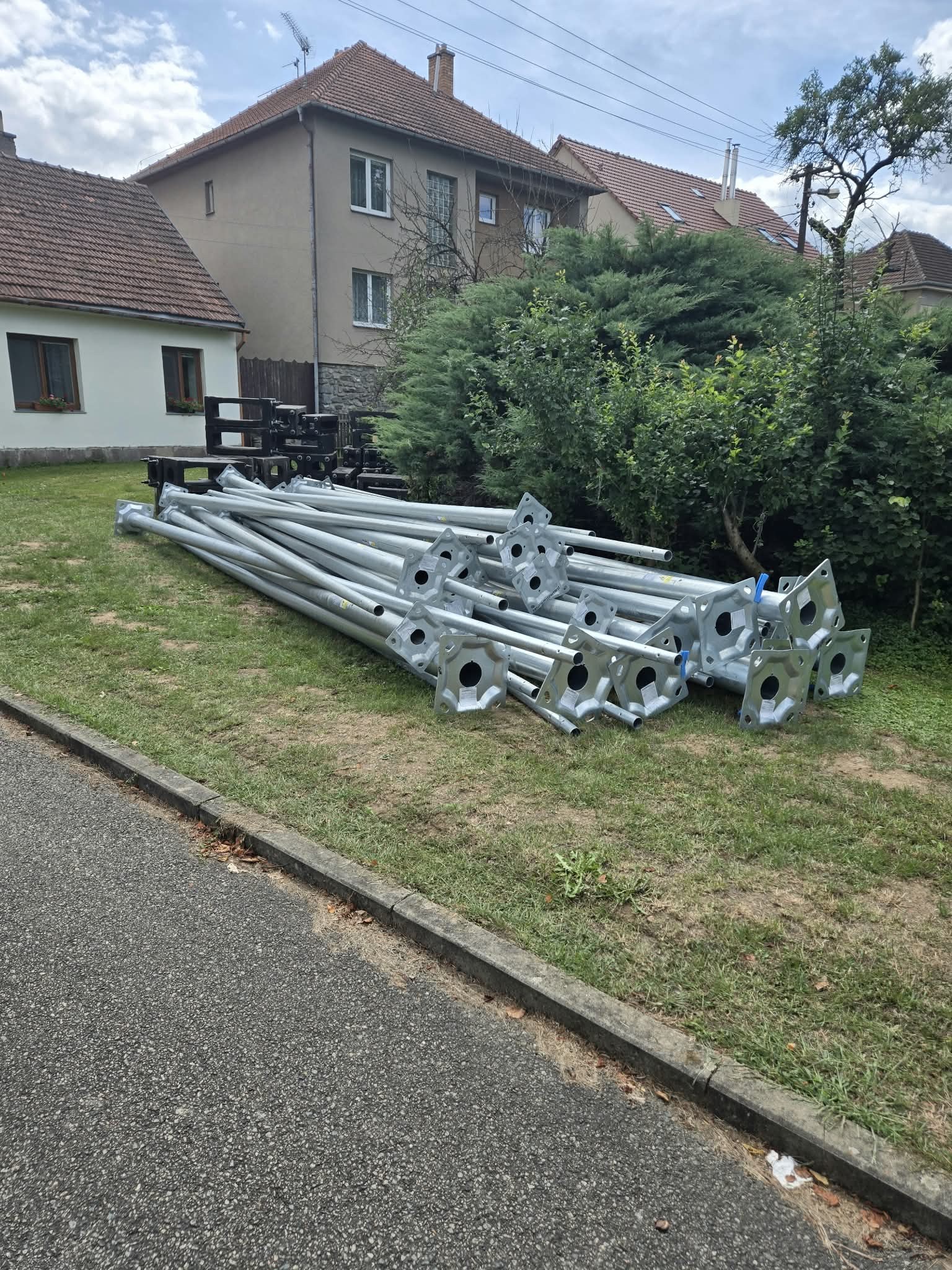 Stožiare verejného osvetlenia zložené na trávniku