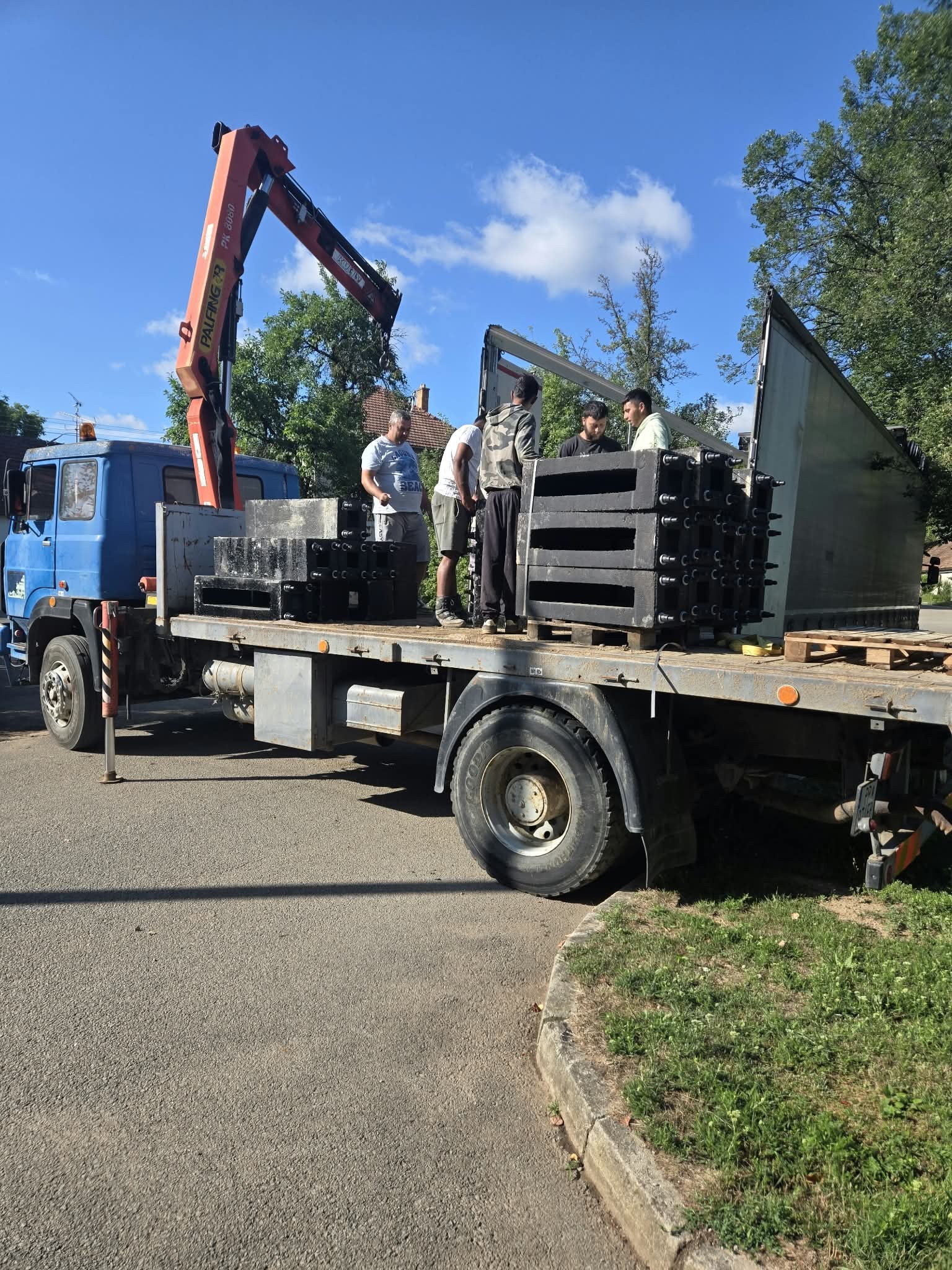 Vykládka materiálu z valníka hydraulickou rukou