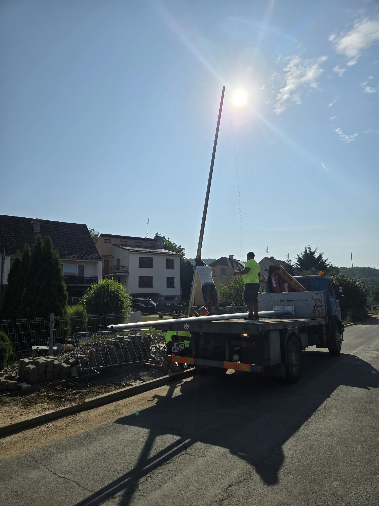 Stožiar zdvíhaný hydraulickou rukou z valníka