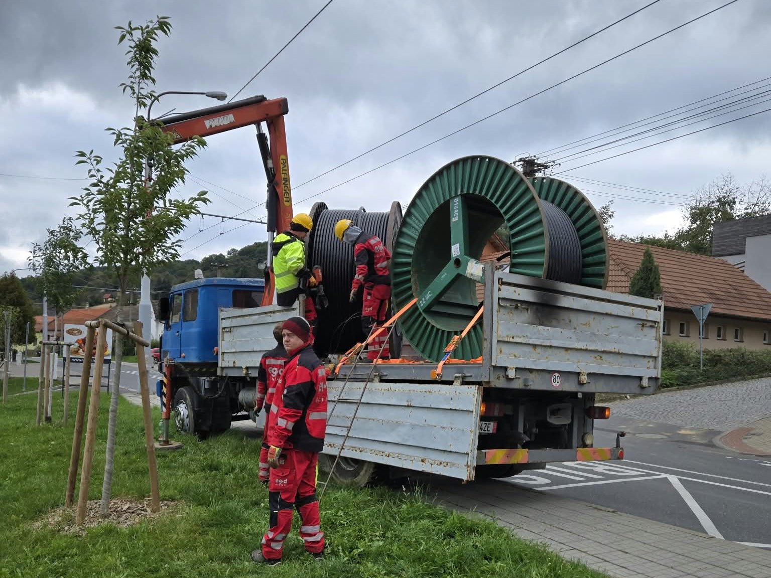 Hydraulická ruka skladá kábel na bubne z nákladného auta