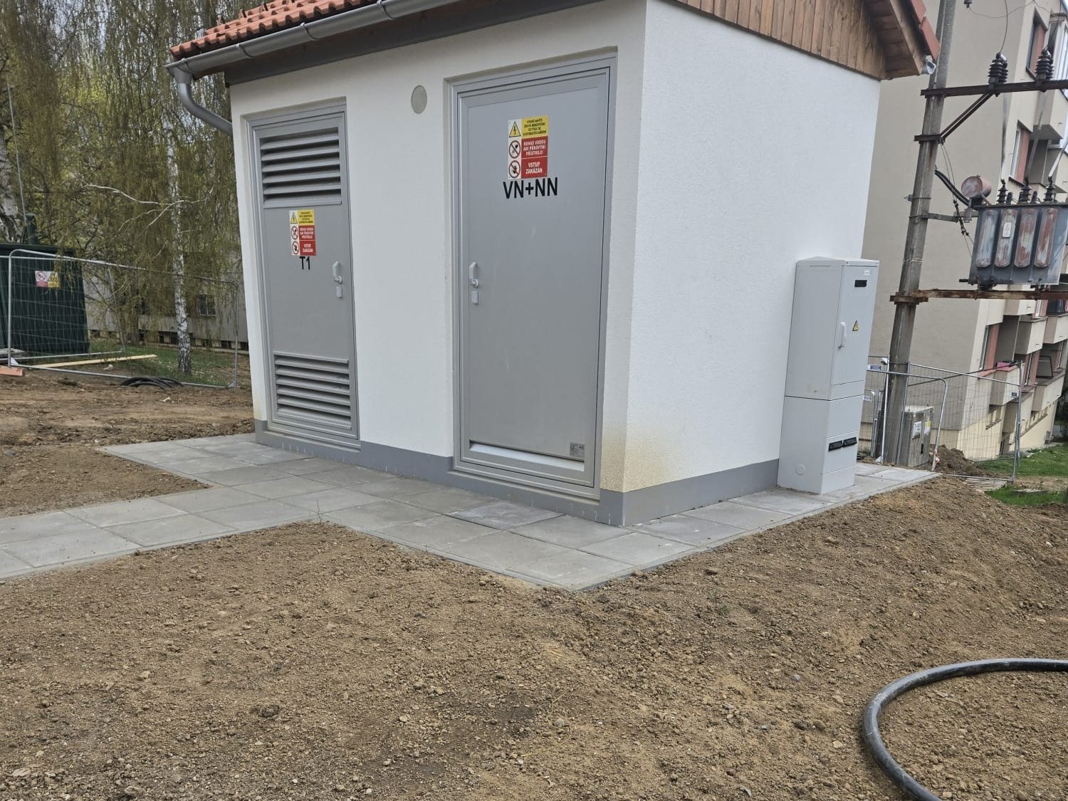 Nová kiosková trafostanica VN/NN, v pozadí stožiarová trafostanica
